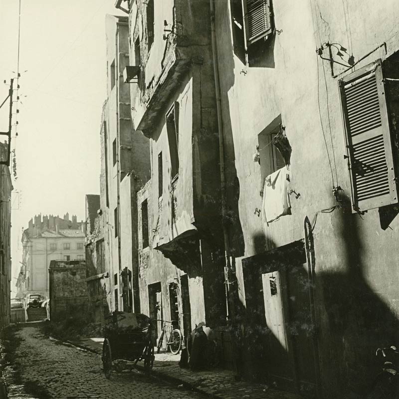 En 1954, de nombreux logements sont encore sous-équipés, voir insalubres. Ici un îlot du vieux Chalon-sur-Saône (rue des Murs) appelé à disparaître.