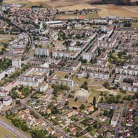 Vue aérienne de la ZUP des Grahuches à Sens (Yonne).