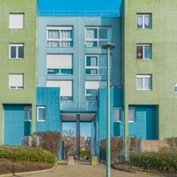 A Quetigny (Côte-d'Or), le coloriste Bernard Lassus travaille avec les urbanistes et les architectes à l'élaboration d'un schéma de coloration. Les façades sont couvertes de mosaïques en pâte de verre pour créer des ambiances distinctes et spécifiques dans les différents espaces de l'opération.