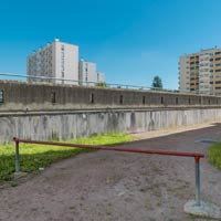 Quartier Laënnec à Chalon-sur-Saône (Saône-et-Loire). Le vaste espace entre les barres A1, A2 et C1 est occupé par un parking semi-enterré recouvert par une toiture terrasse réservée aux piétons.