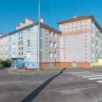 Cosne-Cours-sur-Loire (Nièvre), quartier Saint-Laurent. Les opérations de rénovation des années 1980-1990 consistent essentiellement en une isolation par l'extérieur avec bardage aux couleurs marquées.