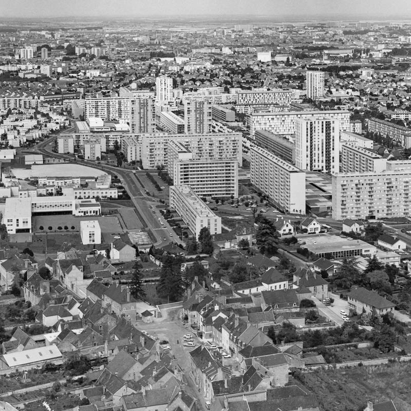 Sur cette vue de Chenôve (Côte-d'Or), le contraste entre le village historique au premier plan et la ZUP est saisissant.