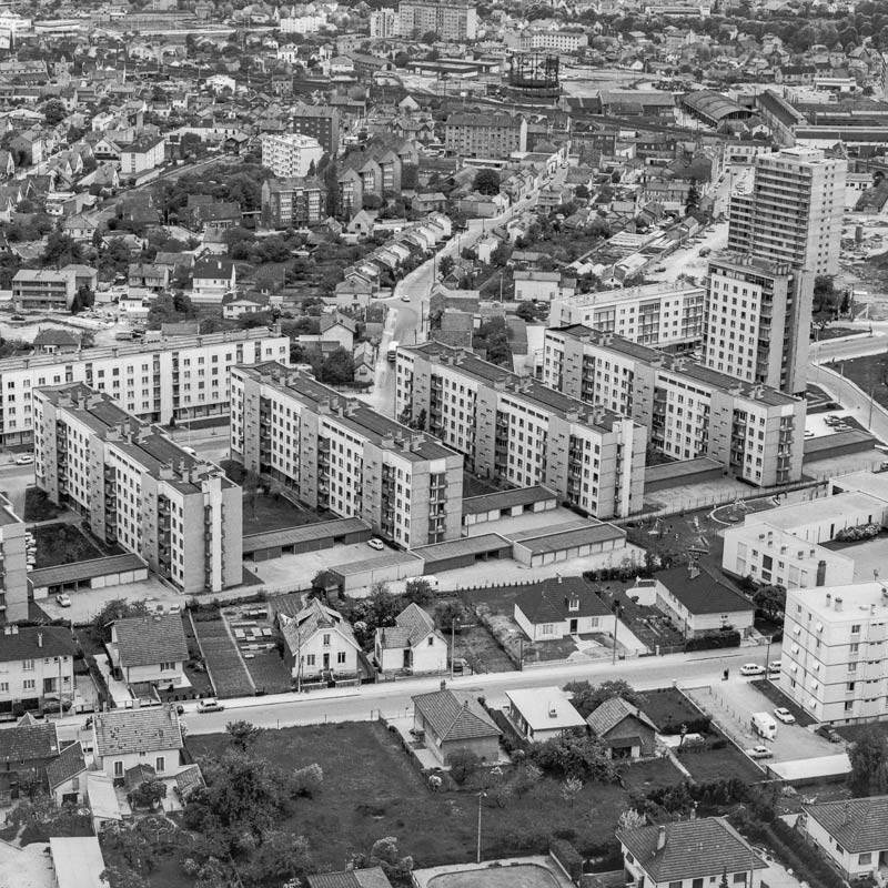 Vue d'ensemble du groupe LOGECO construit le long du boulevard de l'Université à Dijon entre 1962 et 1967.