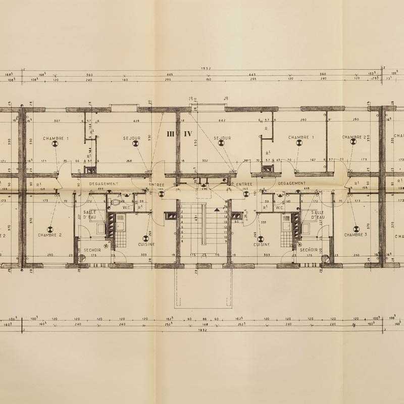 Cosne-Cours-sur-Loire (Nièvre), quartier Saint-Laurent, plan d'un étage courant du bâtiment F. On voit clairement l'optimisation des réseaux par le regroupement des pièces d'eau (cuisine, salle de bain et W.C.) autour des cages d'escalier.