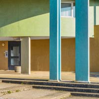 A Quetigny (Côte-d'Or), le coloriste Bernard Lassus travaille avec les urbanistes et les architectes à l'élaboration d'un schéma de coloration. Les façades sont couvertes de mosaïques en pâte de verre pour créer des ambiances distinctes et spécifiques dans les différents espaces de l'opération.