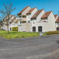 ZAC En Chavet à Beaune (Côte-d'Or). Petits immeubles collectifs reprenant les codes de l'habitat pavillonnaire avec les toitures à deux pans, de faibles hauteurs, et les garages attenants.