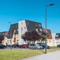 ZAC En Chavet à Beaune (Côte-d'Or). Logements collectifs de taille réduite rompant avec les grands ensembles par des volumes fractionnés et variés.