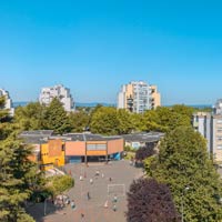 Chalon-sur-Saône (Saône-et-Loire), ZAC du Plateau : le groupe scolaire Pablo Neruda et la maison de quartier se développent horizontalement entre les blocs d'habitation.