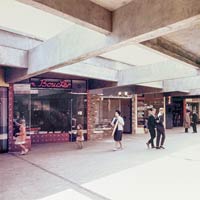 Quartier de l'Aubépin à Chalon-sur-Saône (Saône-et-Loire) : le centre commercial dans les années 60.