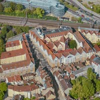 La Montée de Guise à Dijon (Côte-d'Or) : le projet se caractérise par la reprise de certains éléments classiques de l'architecture et de spécificités locales comme les façades en pignons, les toitures à longs pans, les tuiles colorées ou encore l'imitation du pan de bois.