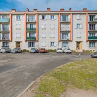 Façade d’un immeuble de la rue Jules Chevrier du quartier Bellevue à Chalon-sur-Saône (Saône-et-Loire).