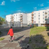 Nevers (Nièvre), quartier des Bords de la Loire. Lors d'une opération de réhabilitation, les espaces extérieurs sont également pris en compte avec la réalisation de colonnes en béton visant à animer un espace vide.