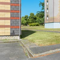 Cosne-Cours-sur-Loire (Nièvre), quartier Saint-Laurent, immeuble du groupe Binot. L'isolation par l'extérieur donne l'occasion d'utiliser des matériaux variés.