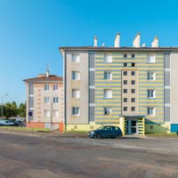 Cosne-Cours-sur-Loire (Nièvre), quartier Saint-Laurent. Les façades affichent des ambiances colorées variées.