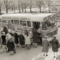 Bus partant de la place de Beaune en direction du quartier de l'Aubépin un jour de marché.