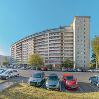 Mâcon (Saône-et-Loire), quartier des Bioux. Façade nord de l'immeuble curviligne.